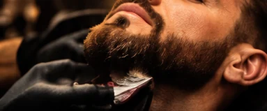 Barberare utför skäggvård